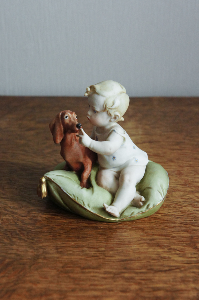 Малыш с таксой на подушке, Capodimonte, статуэтка