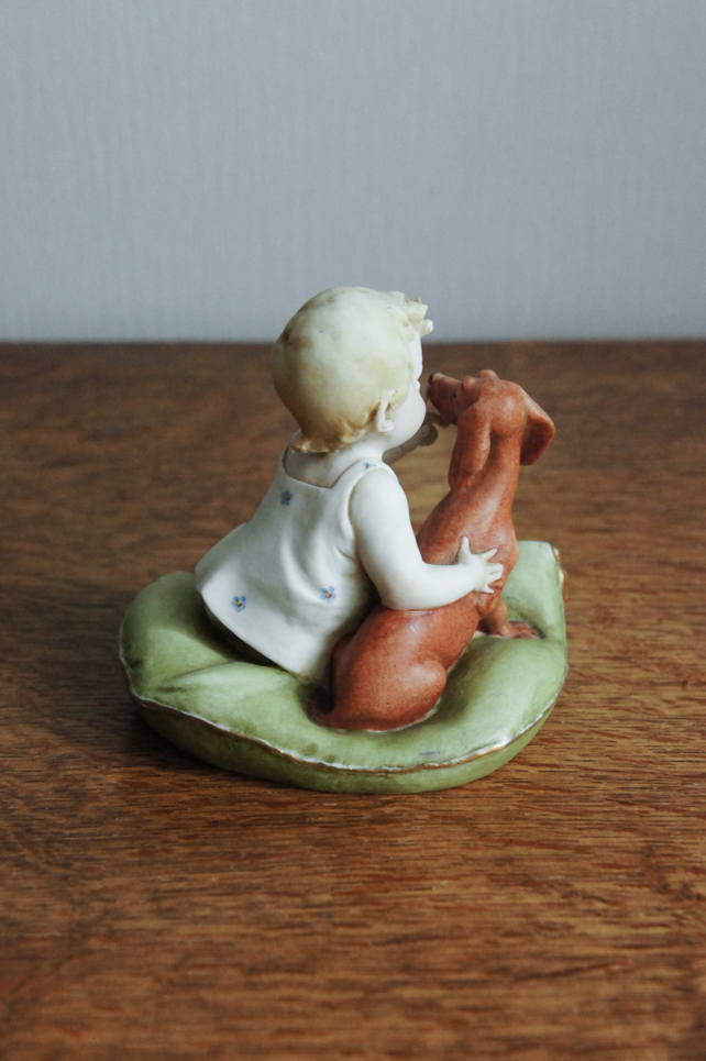Малыш с таксой на подушке, Capodimonte, статуэтка