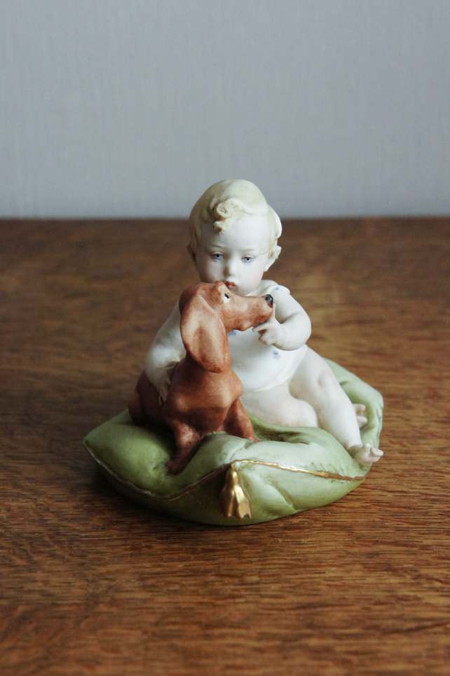 Малыш с таксой на подушке, Capodimonte, статуэтка