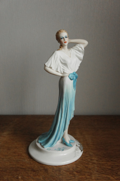 Леди в бело-голубом с бантом, Sandro Maggioni, Capodimonte, фарфоровые статуэтки. KunstGalerie