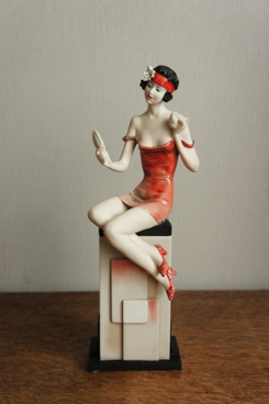 Девушка с зеркальцем, Джузеппе Армани, Флоренс, Каподимонте, статуэтка, KunstGalerie.ru