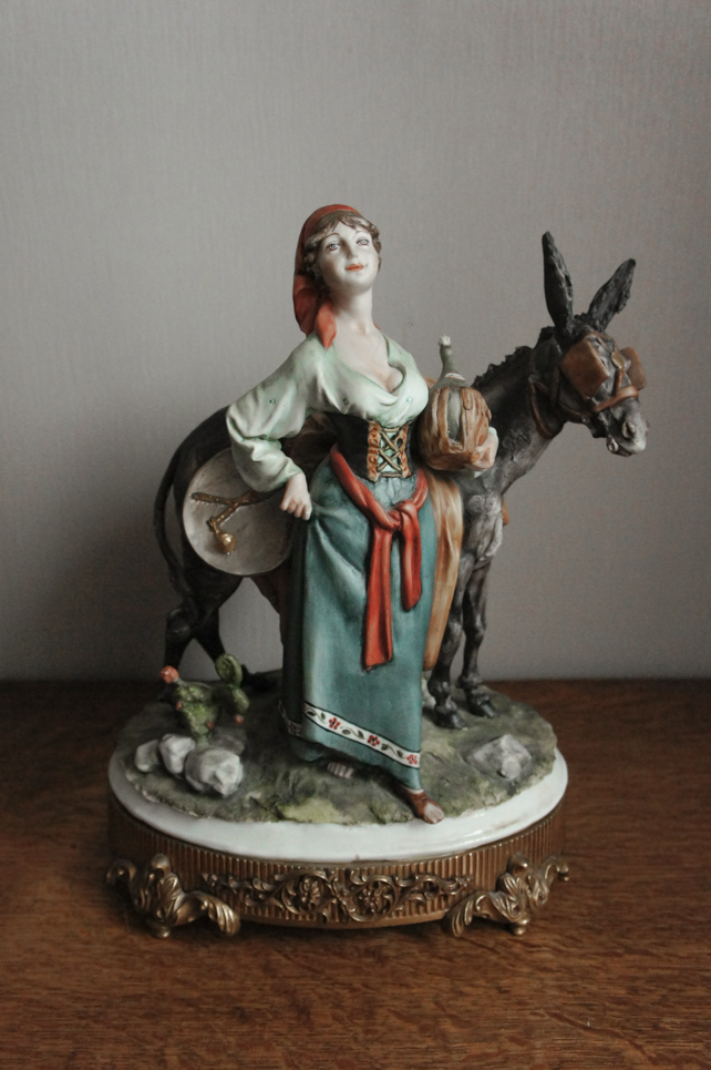 Девушка с ослом, Tyche Bruno, Capodimonte, статуэтка
