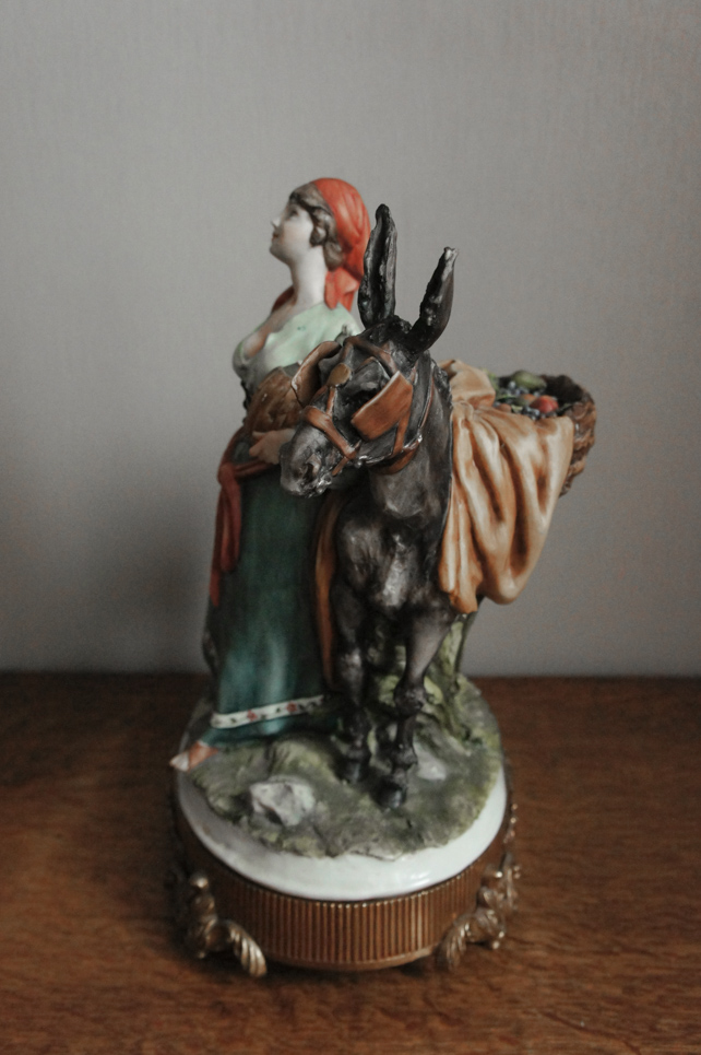 Девушка с ослом, Tyche Bruno, Capodimonte, статуэтка