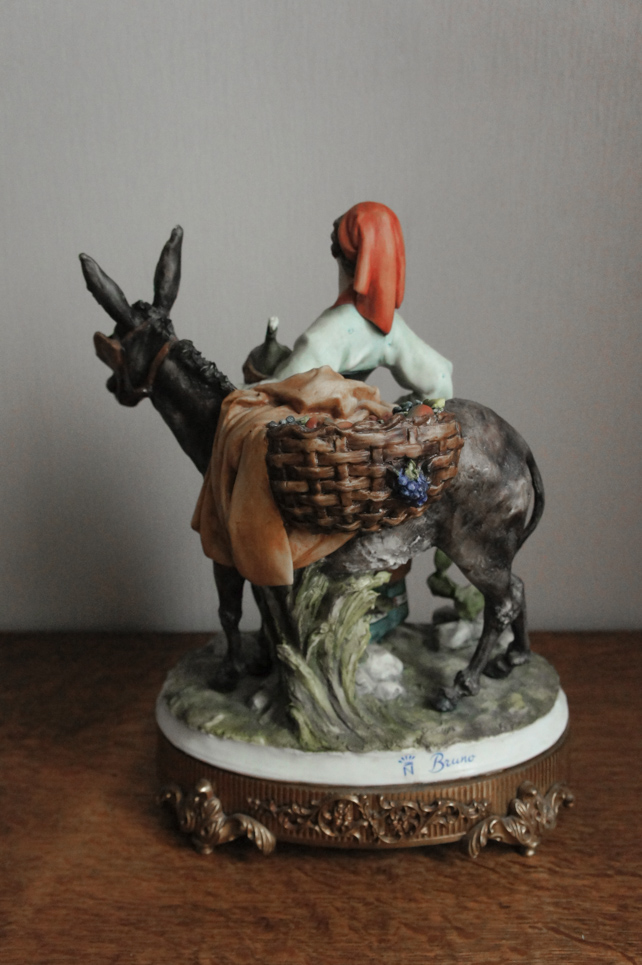 Девушка с ослом, Tyche Bruno, Capodimonte, статуэтка