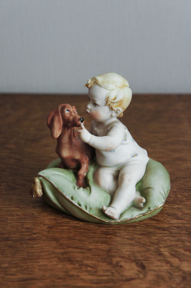 Малыш с таксой на подушке, Capodimonte, статуэтка