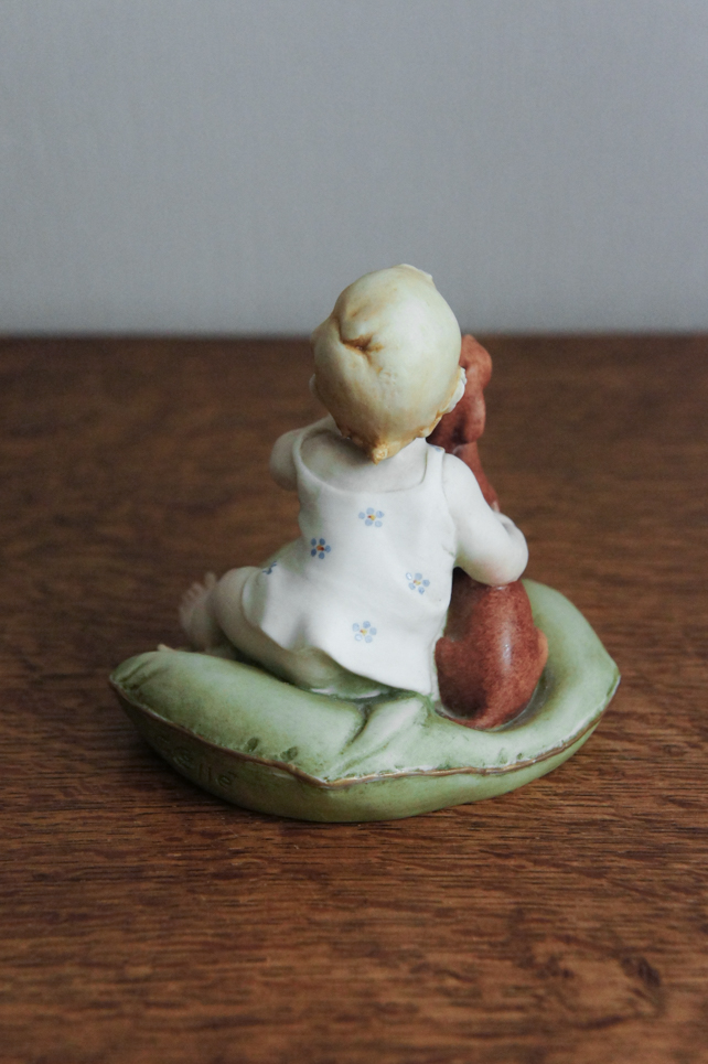 Малыш с таксой на подушке, Capodimonte, статуэтка