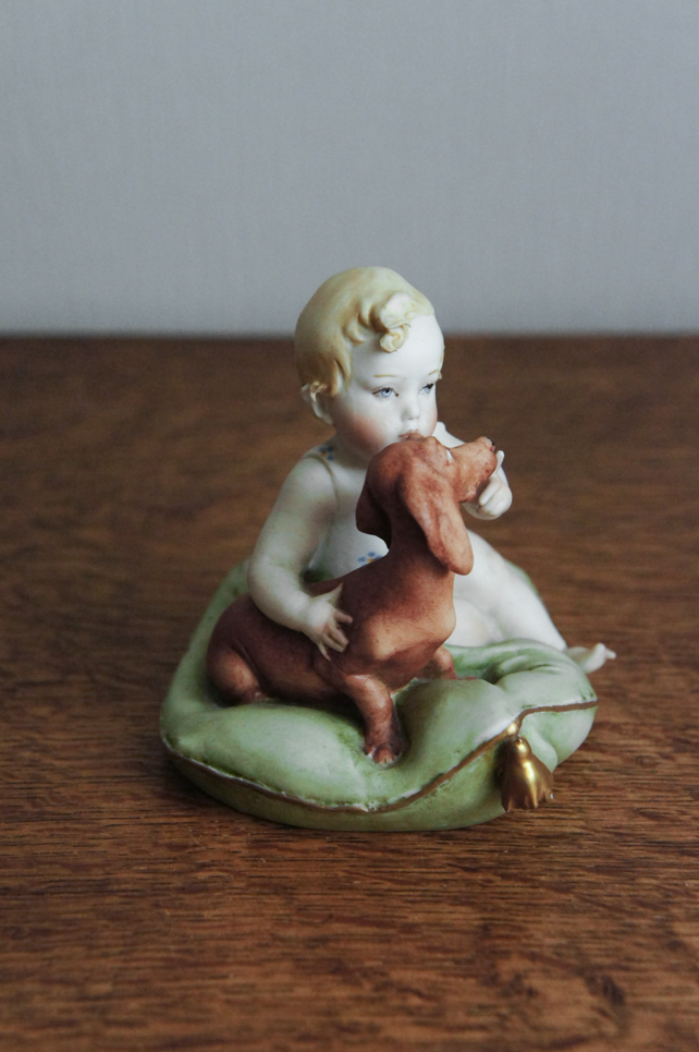 Малыш с таксой на подушке, Capodimonte, статуэтка