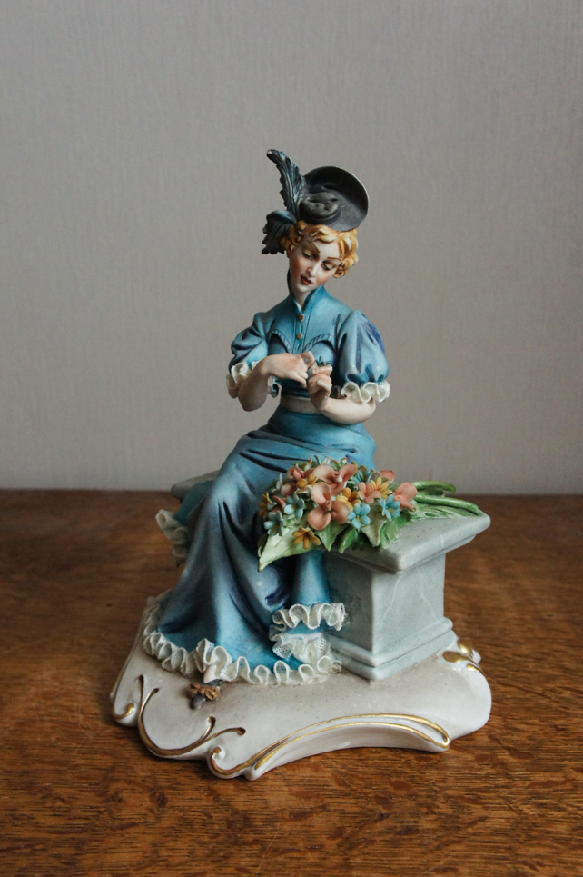 Дама с цветами на скамье, Ipa, Capodimonte, статуэтка