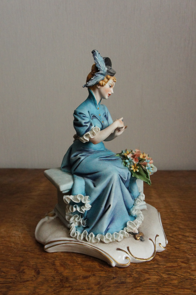 Дама с цветами на скамье, Ipa, Capodimonte, статуэтка