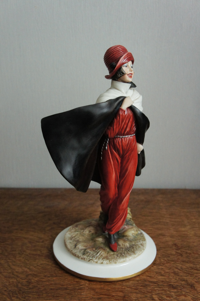 Леди в бордовой шляпе и манто, Sandro Maggioni, Capodimonte, статуэтка