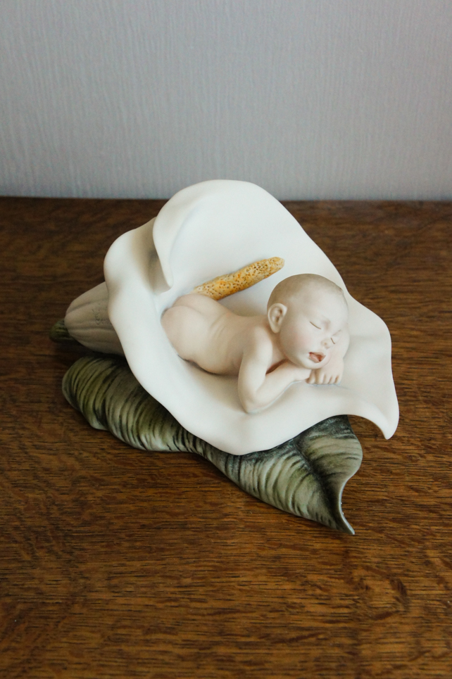 Младенец в лилии, Giuseppe Armani, статуэтка