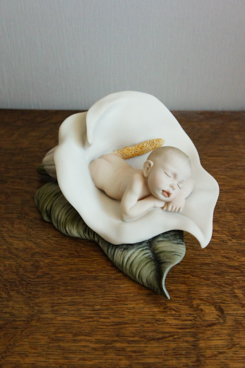 Младенец в лилии, Giuseppe Armani, Florence, Capodimonte, статуэтка, KunstGalerie.ru