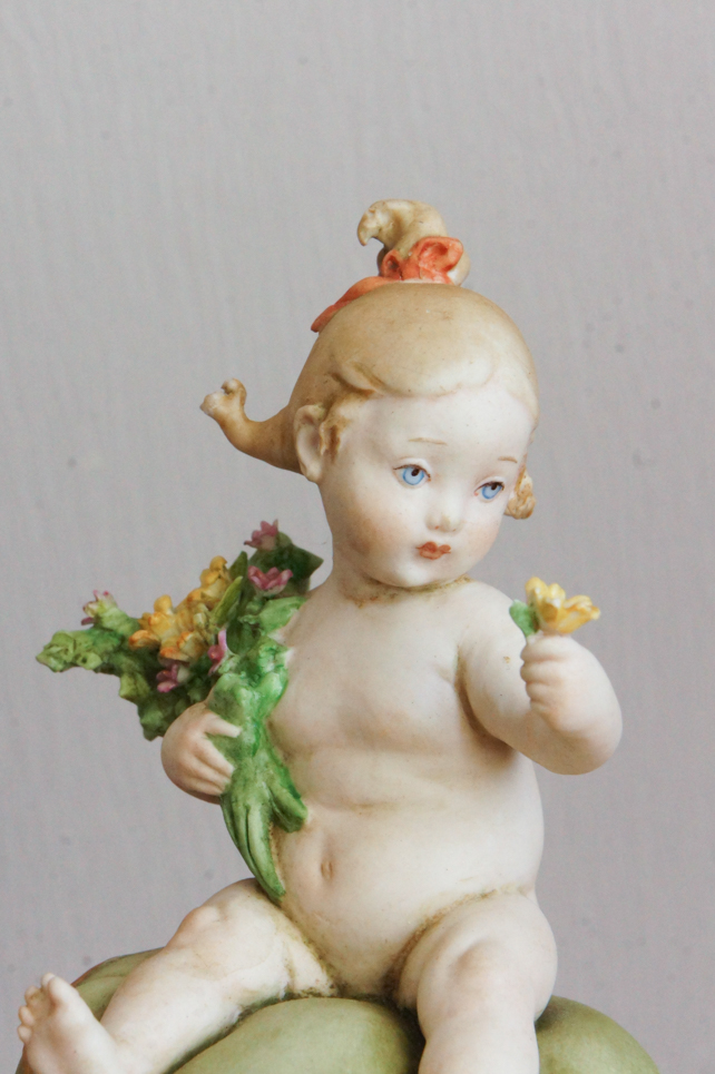 Девочка с цветами на подушке, Capodimonte, статуэтка