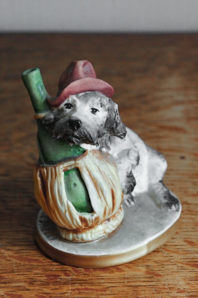 Собачка с бутылкой, Каподимонте, статуэтка