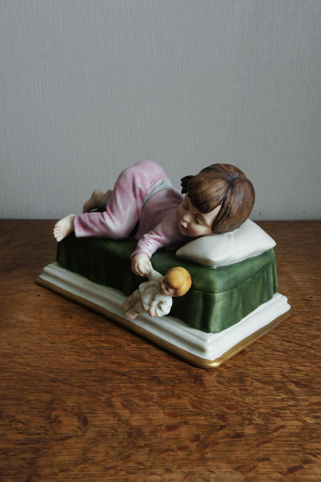 Девочка на кроватке, Tosca, Capodimonte, статуэтка