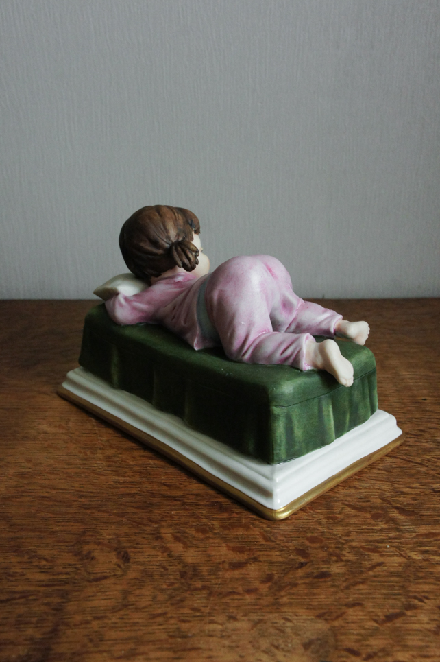 Девочка на кроватке, Tosca, Capodimonte, статуэтка