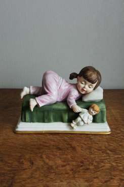 Девочка на кроватке, Tosca, Capodimonte, фарфоровая статуэтка. KunstGalerie