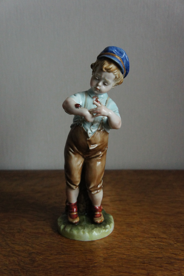 Мальчик с божьей коровкой, Bruno Merli, Capodimonte, статуэтка