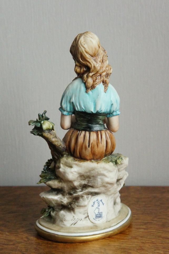 Девочка с цветочками, Luciano Cazzola, Capodimonte, статуэтка