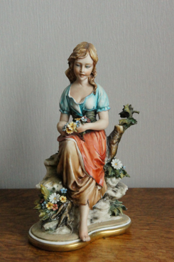 Девочка с цветочками, Luciano Cazzola, Capodimonte, фарфоровые статуэтки. KunstGalerie
