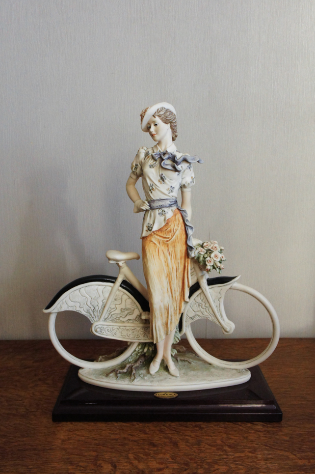 Розали с велосипедом, Джузеппе Армани, статуэтка