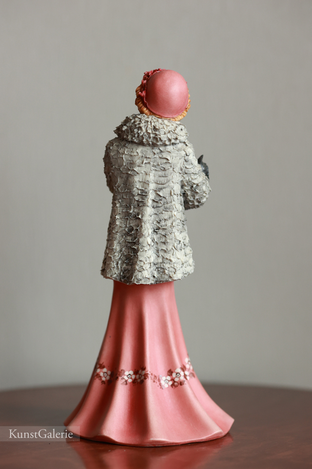 Леди в шубке с собачкой, Ipa, Capodimonte, статуэтка