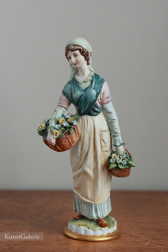 Девушка с корзинами, Tyche Bruno, Capodimonte, статуэтка