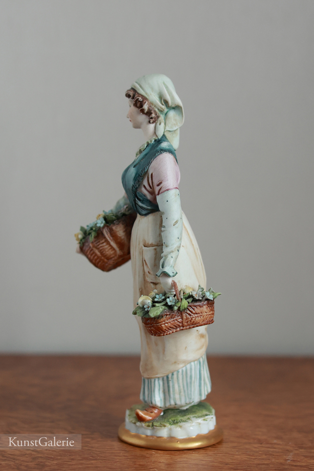 Девушка с корзинами, Tyche Bruno, Capodimonte, статуэтка