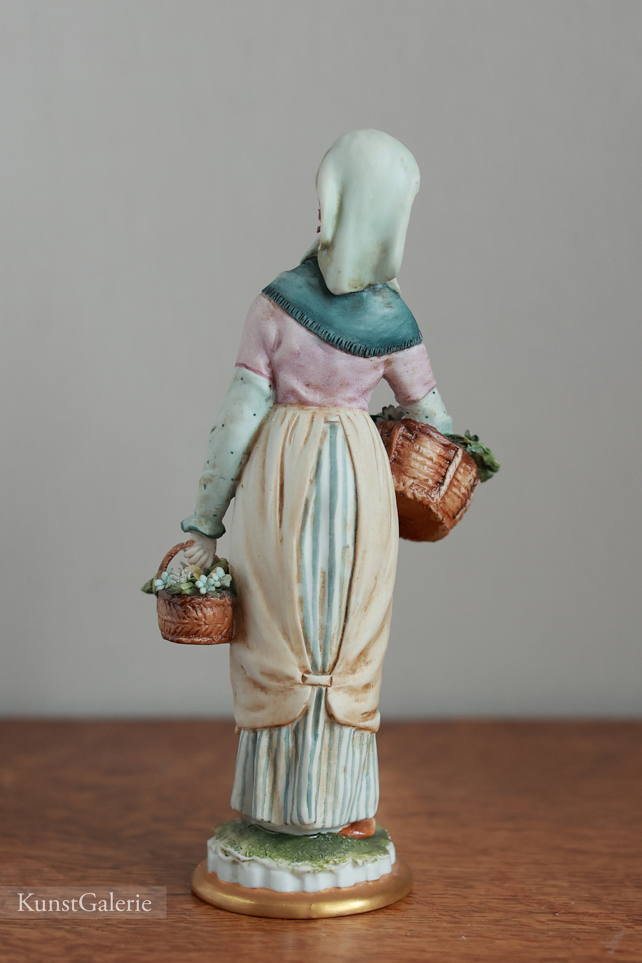 Девушка с корзинами, Tyche Bruno, Capodimonte, статуэтка