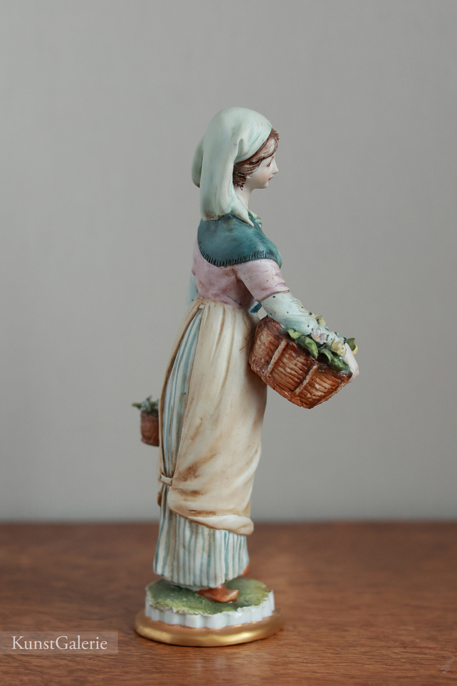 Девушка с корзинами, Tyche Bruno, Каподимонте, статуэтка