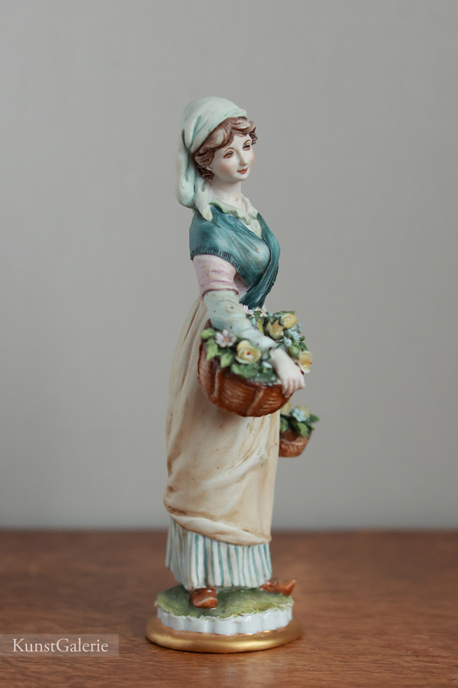 Девушка с корзинами, Tyche Bruno, Capodimonte, статуэтка