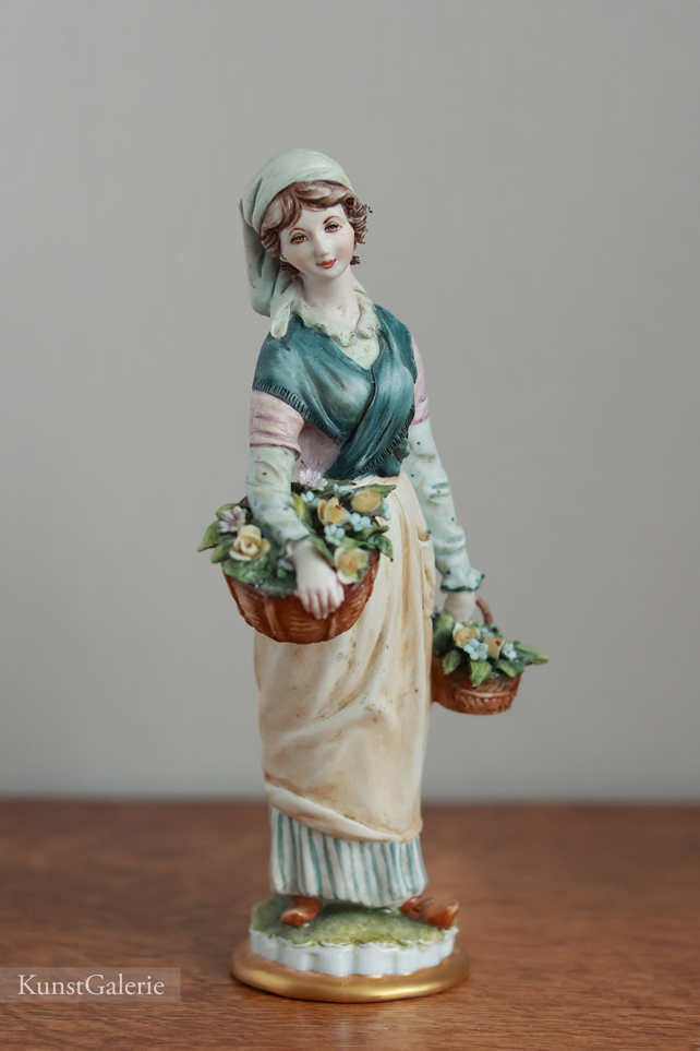 Девушка с корзинами, Tyche Bruno, Каподимонте, статуэтка