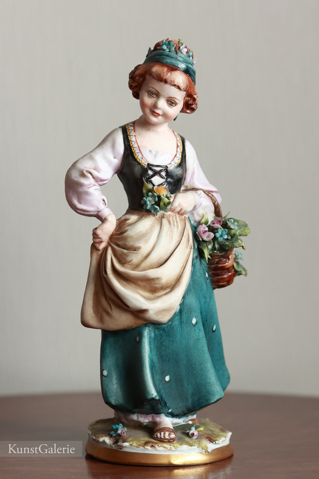 Девочка с корзинкой цветов, Tyche Bruno, Capodimonte, фарфоровые статуэтки. KunstGalerie