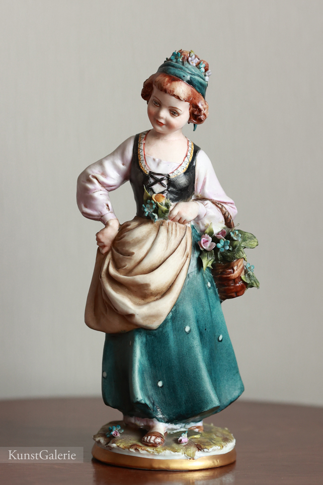 Девочка с корзинкой цветов, Tyche Bruno, Capodimonte, статуэтка