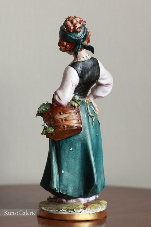 Девочка с корзинкой цветов, Tyche Bruno, Capodimonte, статуэтка