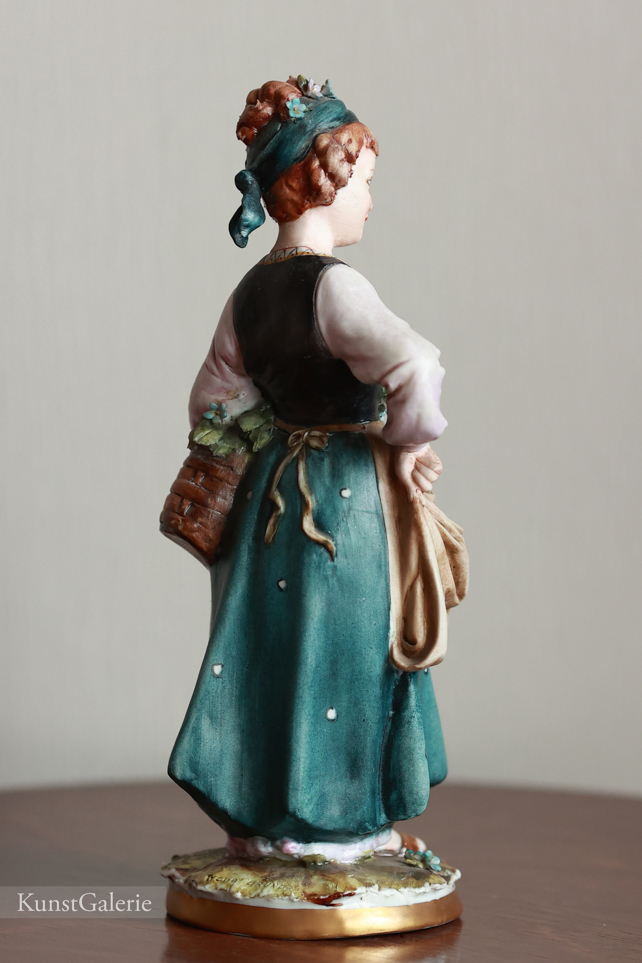 Девочка с корзинкой цветов, Tyche Bruno, Capodimonte, статуэтка