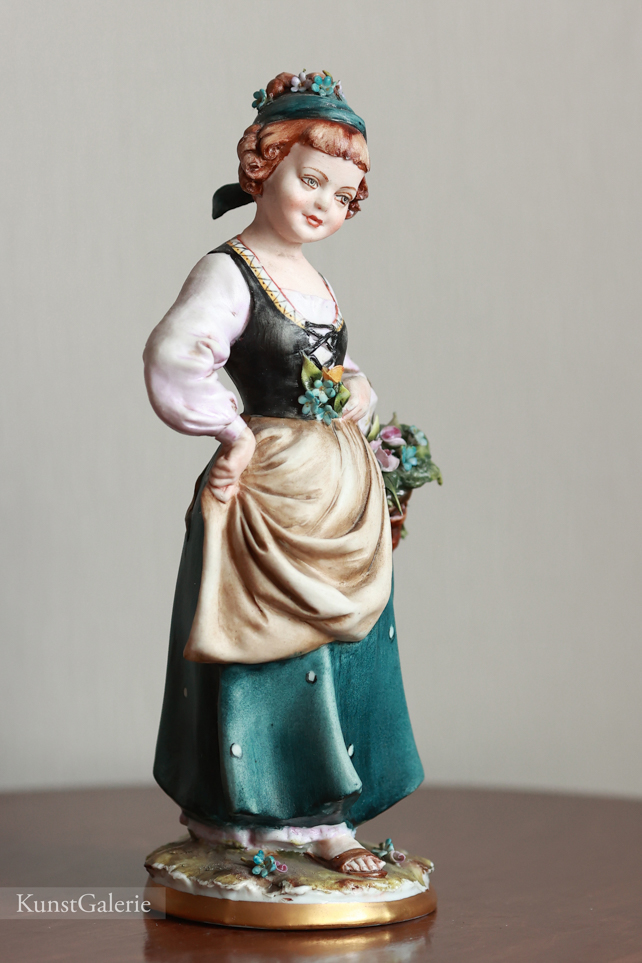 Девочка с корзинкой цветов, Tyche Bruno, Каподимонте, статуэтка