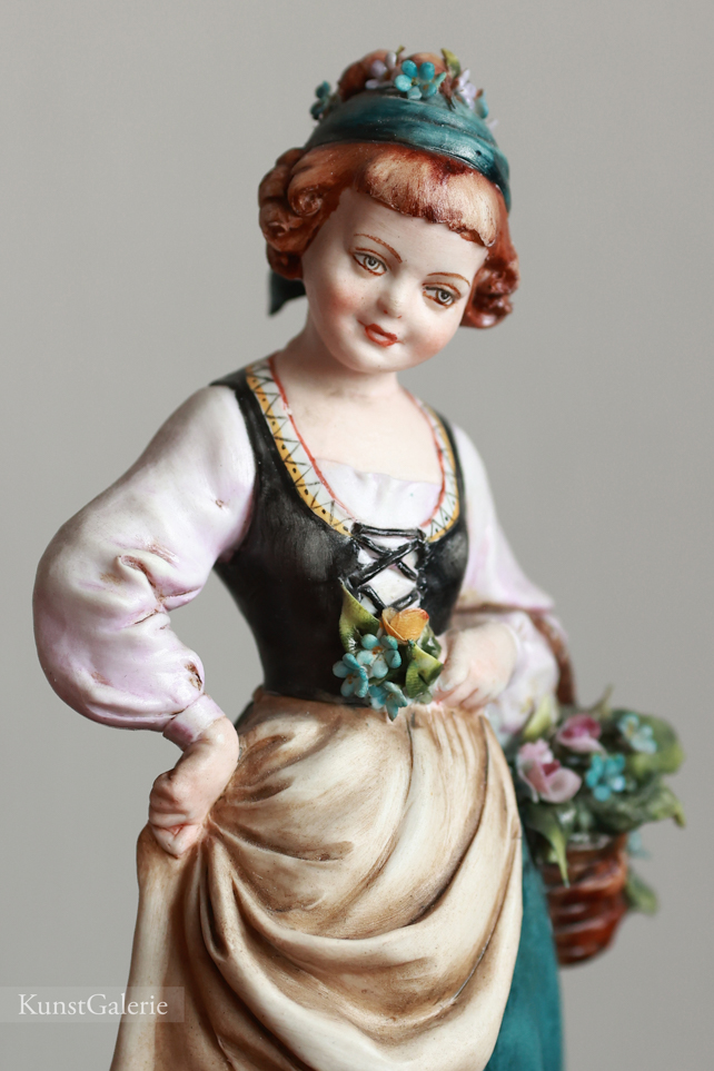 Девочка с корзинкой цветов, Tyche Bruno, Capodimonte, статуэтка