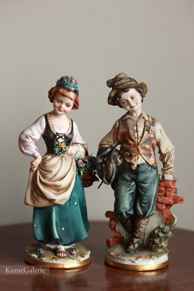 Девочка с корзинкой цветов, Tyche Bruno, Каподимонте, статуэтка