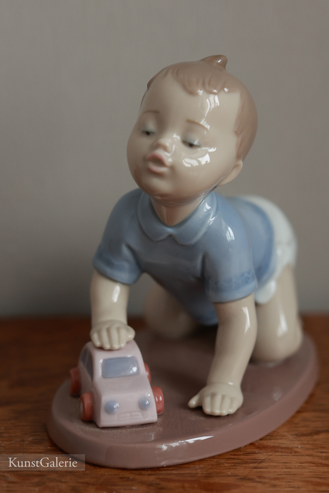 Малыш с машинкой, фарфоровая статуэтка, Lladro