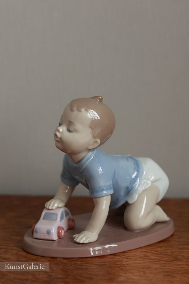 Малыш с машинкой, фарфоровая статуэтка, Lladro