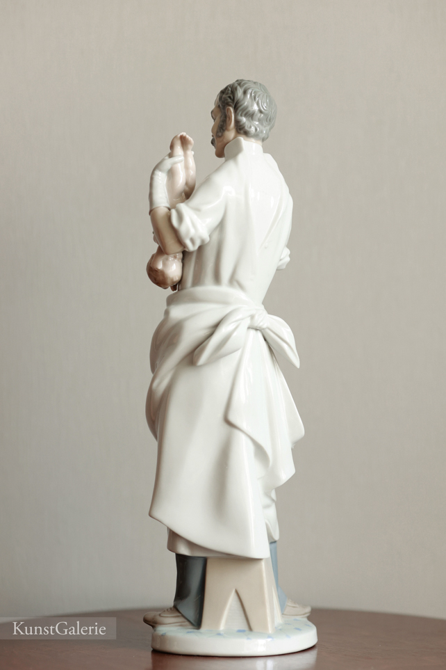 Врач акушер, фарфоровая статуэтка, Lladro