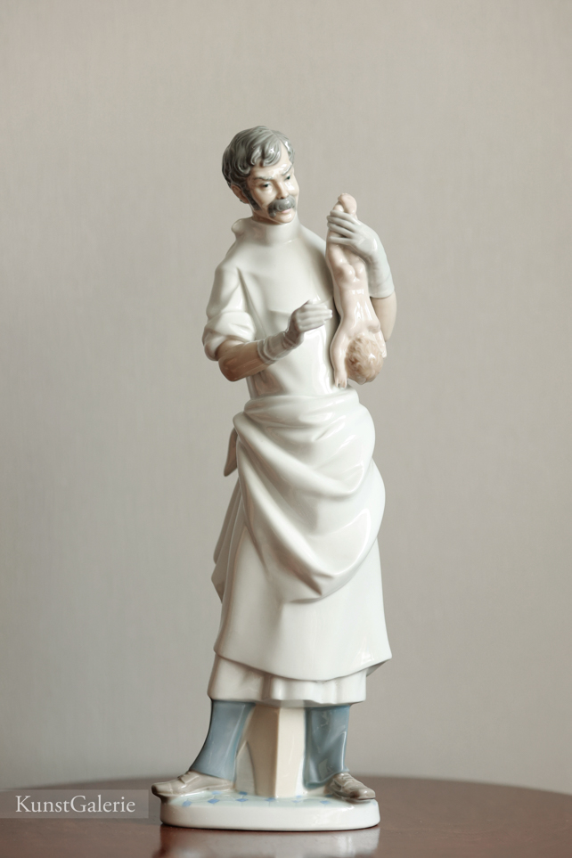 Врач-акушер с младенцем, Lladro, фарфоровая статуэтка, KunstGalerie.ru