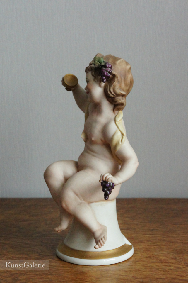 Девочка с чашей и виноградом, Bruno Merli, Capodimonte, статуэтка