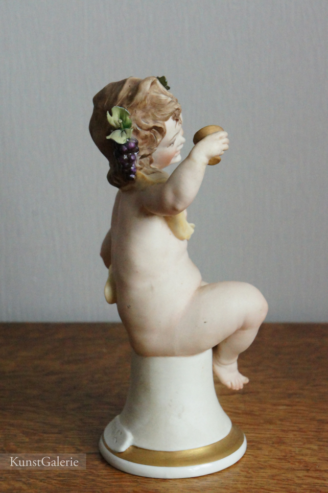 Девочка с чашей и виноградом, Bruno Merli, Capodimonte, статуэтка