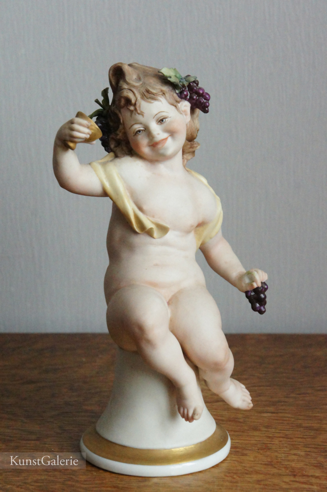 Девочка с чашей и виноградом, Bruno Merli, Capodimonte, статуэтка