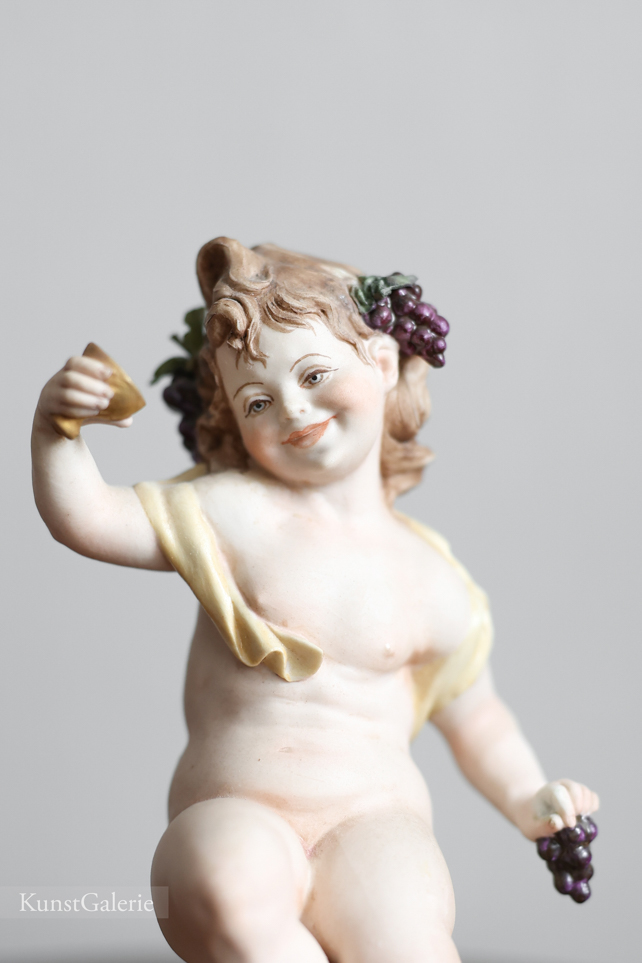 Девочка с чашей и виноградом, Bruno Merli, Capodimonte, статуэтка