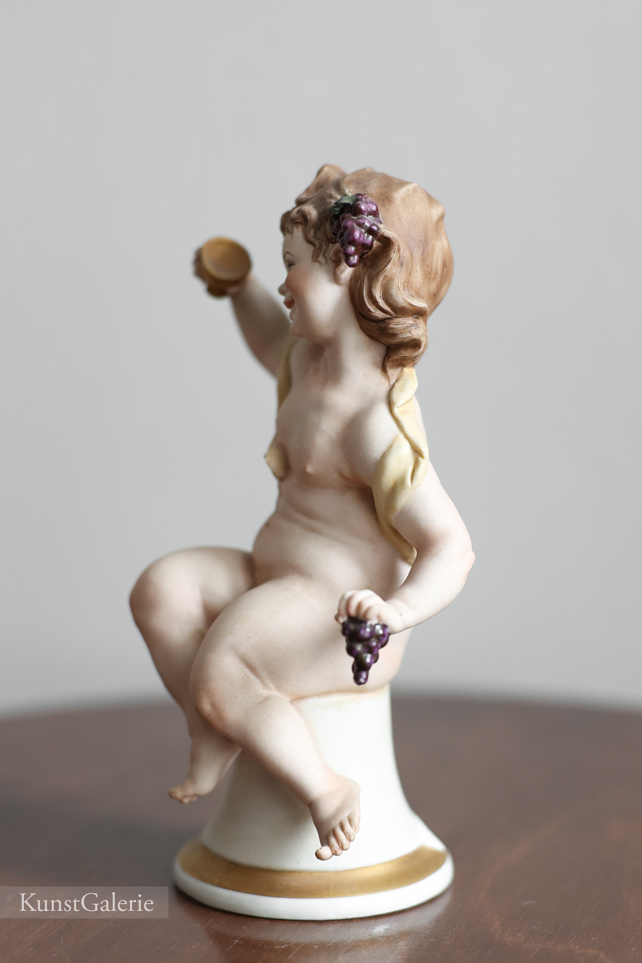 Девочка с чашей и виноградом, Bruno Merli, Capodimonte, статуэтка