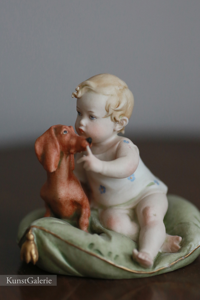 Малыш с таксой на подушке, Capodimonte, статуэтка