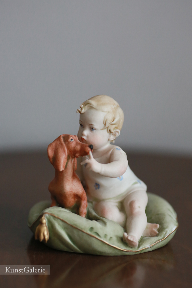 Малыш с таксой на подушке, Giuseppe Cappe, Capodimonte, фарфоровая статуэтка. KunstGalerie